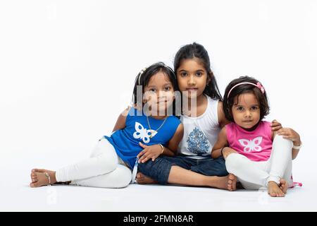 Indische Kinder, Porträt von drei indischen Mädchen Kinder, isoliert auf weißem Hintergrund. Stockfoto