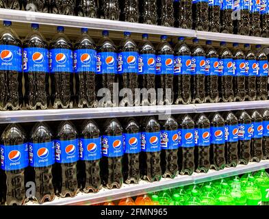 Samara, Russland - 9. Mai 2021: Flaschen Pepsi Cola im Regal. Pepsi ist ein kohlensäurehaltiges Erfrischungsgetränk, das von PepsiCo hergestellt und hergestellt wird Stockfoto