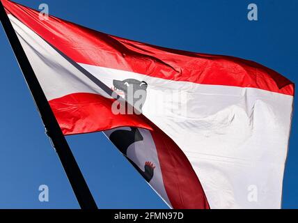 Berlin, Deutschland. Mai 2021. Die Flagge des Landes Berlin. Quelle: Jens Kalaene/dpa-Zentralbild/ZB/dpa/Alamy Live News Stockfoto