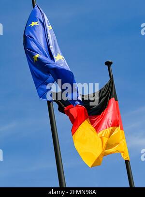 Berlin, Deutschland. Mai 2021. Die Flagge der Bundesrepublik Deutschland und die europäische Flagge fliegen gegen einen blauen Himmel. Quelle: Jens Kalaene/dpa-Zentralbild/ZB/dpa/Alamy Live News Stockfoto