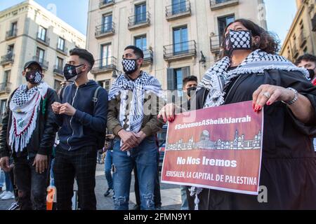 10. Mai 2021, Barcelona, Katalonien, Spanien: Der Protestierende wird mit einem Transparent mit der Aufschrift: Save Sheikh Jarrah we will not leave Jerusalem, the Capital of Palestine, gesehen.die palästinensische Gemeinschaft von Katalonien hat gegen den Staat Israel demonstriert, vor der allgemeinen katalanischen Bevölkerung, Für die Vorfälle der letzten Tage, bei denen mindestens 169 Palästinenser von der israelischen Polizei in der Nähe der Moschee von Al Aqsa in Jerusalem verletzt wurden. Palästinenser protestieren gegen Pläne, mehr als 30 Familien in Sheikh Jarrah zu vertreiben, um Platz für das israelische Volk zu schaffen (Foto: © Thiago Prudencio/DAX via ZUMA Wire) Stockfoto