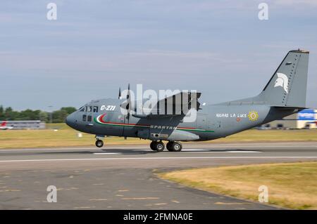 Alenia Aermacchi C-27J Spartan-Transportflugzeug auf der Farnborough International Airshow 2010. Abheben. Werbedisplay Flugzeug Stockfoto