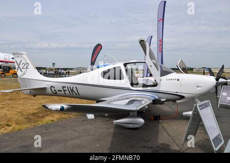 Cirrus SR22 Leichtflugzeug G-FIKI auf der Farnborough International Airshow 2010 ausgestellt. Leichtflugzeuge der allgemeinen Luftfahrt Stockfoto