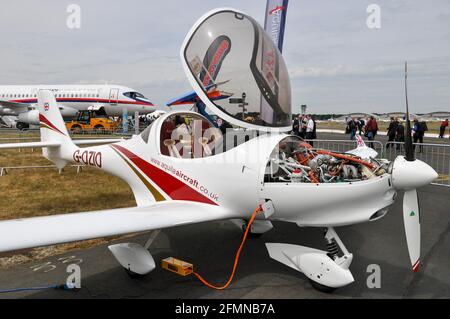 Aquila A210 Flugzeug G-OZIO auf der Farnborough International Airshow 2010. Zweisitzige, verstärkte Leichtflugzeuge aus Kunststoff, hergestellt in Deutschland. Ausgestellt Stockfoto