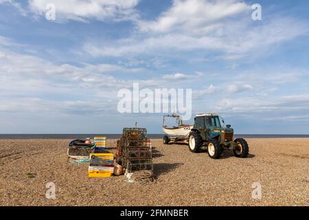 Lokale Fischer fischen Utensilien, die in der Nähe des Strandeingangs verstreut sind, Cley am Meer, Norfolk, England Stockfoto