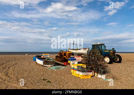Lokale Fischer fischen Utensilien, die in der Nähe des Strandeingangs verstreut sind, Cley am Meer, Norfolk, England Stockfoto