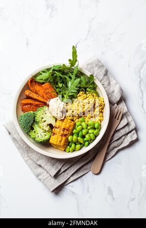 Vegane Frühstückschale - Rührtofu, Mais, Bohnen, Süßkartoffeln und Brokkoli. Stockfoto