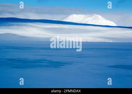 Schnee und Eis Winter Blick über die Burfelshraun Gegend in der Nähe Nach Hevrir in Nordost-Island, einschließlich Freileitungen für die Stromversorgung Stockfoto