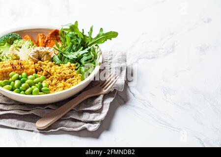 Vegane Frühstückschale - Rührtofu, Mais, Bohnen, Süßkartoffeln und Brokkoli. Stockfoto