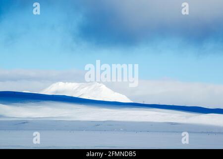 Schnee und Eis Winter Blick über die Burfelshraun Gegend in der Nähe Nach Hevrir in Nordost-Island, einschließlich Freileitungen für die Stromversorgung Stockfoto