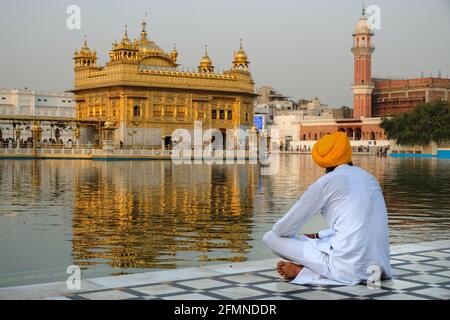 Amritsar, Indien - 2021. April: Pilger besuchen den Goldenen Tempel in Amritsar am 28. April 2021 in Amritsar, Punjab, Indien. Stockfoto