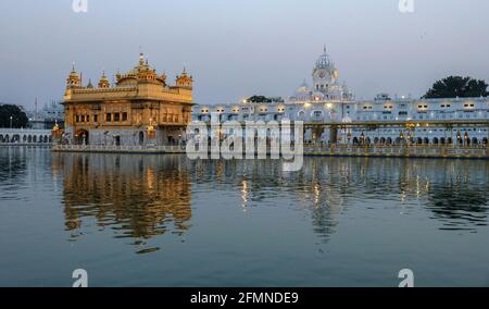 Amritsar, Indien - 2021. April: Pilger besuchen den Goldenen Tempel in Amritsar am 28. April 2021 in Amritsar, Punjab, Indien. Stockfoto