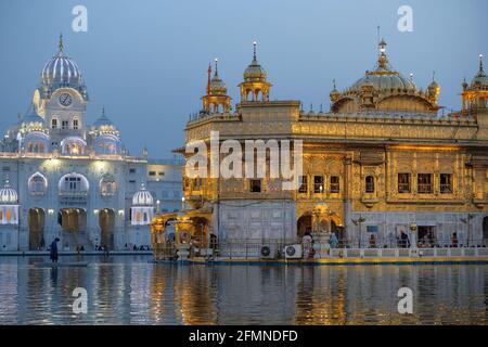 Amritsar, Indien - 2021. April: Pilger besuchen den Goldenen Tempel in Amritsar am 28. April 2021 in Amritsar, Punjab, Indien. Stockfoto