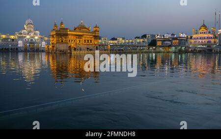 Amritsar, Indien - 2021. April: Pilger besuchen den Goldenen Tempel in Amritsar am 28. April 2021 in Amritsar, Punjab, Indien. Stockfoto