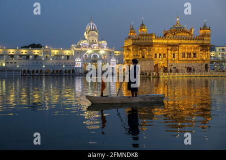 Amritsar, Indien - 2021. April: Pilger besuchen den Goldenen Tempel in Amritsar am 28. April 2021 in Amritsar, Punjab, Indien. Stockfoto