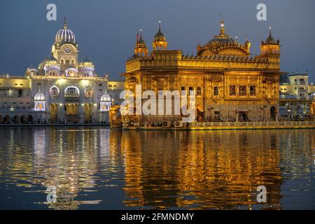 Amritsar, Indien - 2021. April: Pilger besuchen den Goldenen Tempel in Amritsar am 28. April 2021 in Amritsar, Punjab, Indien. Stockfoto