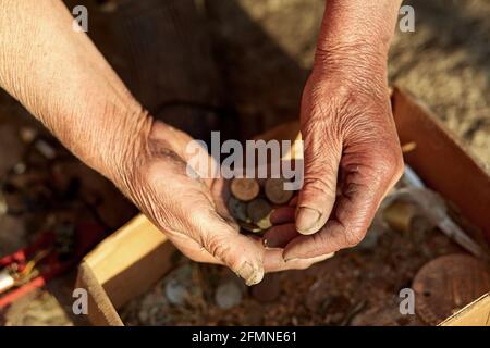 Alte sowjetische Münzen in der Hand der alten Frauen. Einsparungskonzept. World Museum Day Konzept. Stockfoto