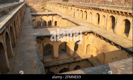 Landschaftlich schöner Blick auf die Neemrana Baori-Steppenfalle in Rajasthan, Indien Stockfoto