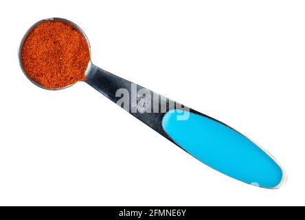 Draufsicht auf Chilipulver aus Cayennepfeffer in der Messung Teelöffel Ausschnitt auf weißem Hintergrund Stockfoto