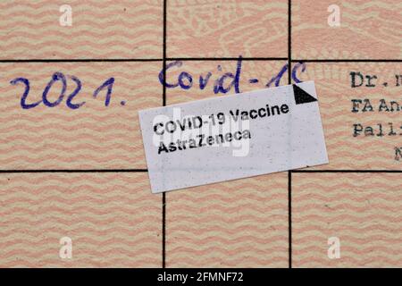 corona-Virus Covid-19-Impfstoffaufkleber in Nahaufnahme des Impfbuchs Stockfoto