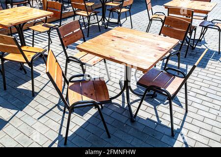 Tische und Stühle des traditionellen Sommercafés in sonniger Lage Tag Stockfoto