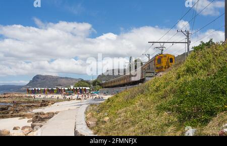 Südafrikanische Zug- und Eisenbahnlinie an der Küste am Strand von St. James im Western Cape, Südafrika Stockfoto