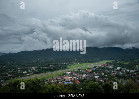 Flughafen Mae Hong Son mit Blick auf die Stadt bei starker Bewölkung Tag Stockfoto