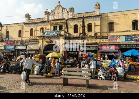 Mysore, Karnataka, Indien - Januar 2019: Die Außenfassade des alten Devaraja-Marktes in der Stadt Mysuru. Stockfoto