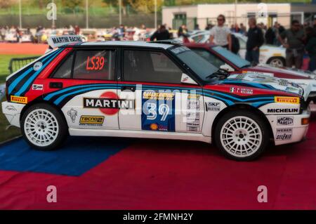 SAN MARI, SAN MARINO - 28. Okt 2017: SAN MARINO, SAN MARINO - OTT 21 - 2017 : LANCIA DELTA EVO HF alter Rennwagen Rallye DIE LEGENDE 2017 der berühmte SAN Stockfoto