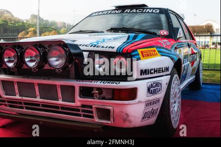 SAN MARI, SAN MARINO - 28. Okt 2017: SAN MARINO, SAN MARINO - OTT 21 - 2017 : LANCIA DELTA EVO HF alter Rennwagen Rallye DIE LEGENDE 2017 der berühmte SAN Stockfoto