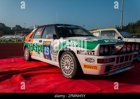 SAN MARINO, SAN MARINO - 28. Okt 2017: SAN MARINO, SAN MARINO - OTT 21 - 2017 : LANCIA DELTA EVO HF alter Rennwagen Rallye DIE LEGENDE 2017 der berühmte SA Stockfoto