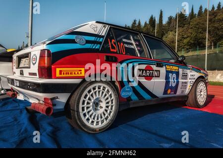 SAN MARINO, SAN MARINO - 28. Okt 2017: SAN MARINO, SAN MARINO - OTT 21 - 2017 : LANCIA DELTA EVO HF alter Rennwagen Rallye DIE LEGENDE 2017 der berühmte SA Stockfoto