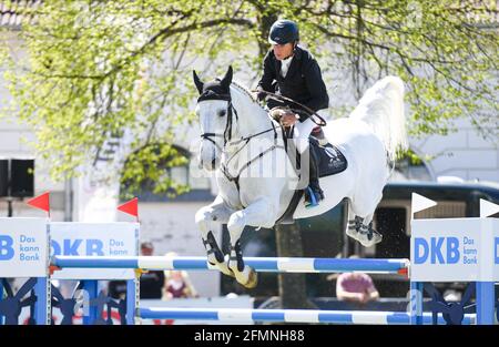 Redefin, Deutschland. Mai 2021. Riders Tour, Grand Prix, Jumping-Wettbewerb auf dem Staatsgestüt Redefin. Rolf-Göran Bengtsson aus Schweden auf Cassilano Jmen. Quelle: Daniel Reinhardt/dpa/Alamy Live News Stockfoto