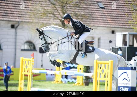 Redefin, Deutschland. Mai 2021. Riders Tour, Grand Prix, Jumping-Wettbewerb auf dem Staatsgestüt Redefin. Rolf-Göran Bengtsson aus Schweden auf Cassilano Jmen. Quelle: Daniel Reinhardt/dpa/Alamy Live News Stockfoto