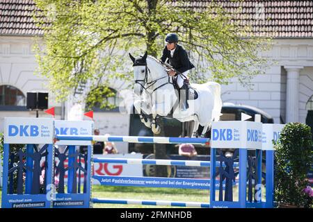 Redefin, Deutschland. Mai 2021. Riders Tour, Grand Prix, Jumping-Wettbewerb auf dem Staatsgestüt Redefin. Rolf-Göran Bengtsson aus Schweden auf Cassilano Jmen. Quelle: Daniel Reinhardt/dpa/Alamy Live News Stockfoto