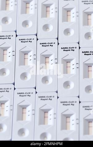 Corona Rapid Antigen Test Kit Mosaic Surface White Makro close-up Horizontales Detailbild Stockfoto