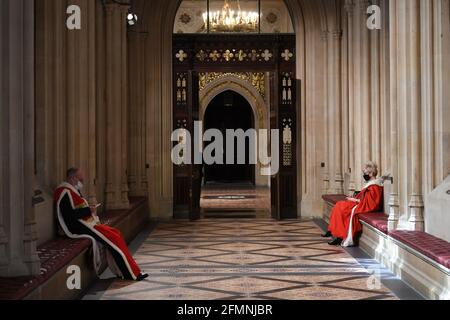 Die Menschen in der Central Lobby vor der Eröffnung des Parlaments im House of Lords im Palace of Westminster in London. Bilddatum: Dienstag, 11. Mai 2021. Stockfoto