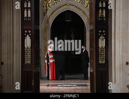 Die Menschen in der Central Lobby vor der Eröffnung des Parlaments im House of Lords im Palace of Westminster in London. Bilddatum: Dienstag, 11. Mai 2021. Stockfoto