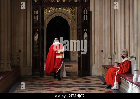 Die Menschen in der Central Lobby vor der Eröffnung des Parlaments im House of Lords im Palace of Westminster in London. Bilddatum: Dienstag, 11. Mai 2021. Stockfoto