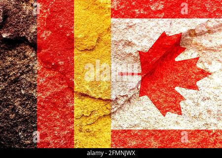 Symbol der deutschen und kanadischen Nationalflaggen auf verwittertem Festgestein - Konzept des politischen Bündnisses Stockfoto