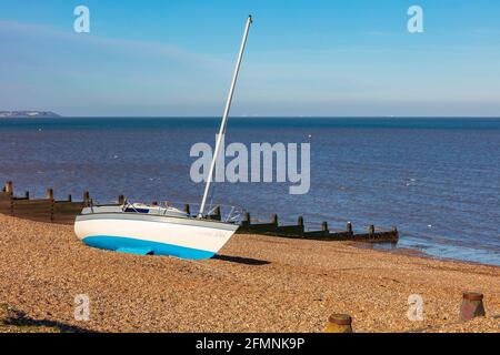 The Diamond Dust, eine kleine Yacht, die an einem sonnigen Tag in Tankerton an der Themse-Mündung in Kent, Großbritannien, ausgebrochen ist Stockfoto