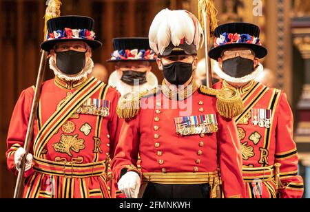 Maskierte Yeoman Warders marschieren entlang der Royal Gallery während der zeremoniellen Suche nach dem Palace of Westminster in London, vor der Staatseröffnung des Parlaments durch Königin Elizabeth II., im House of Lords. Bilddatum: Dienstag, 11. Mai 2021. Stockfoto