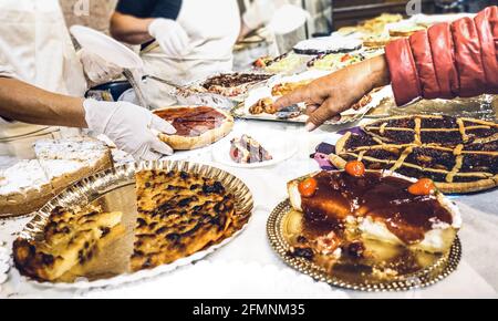 Der Kunde wählt ein Stück Kuchen im Konditorei aus - Lebensmittelkonzept mit hausgemachten Kuchen und Torten - warm Retro-Filter Stockfoto