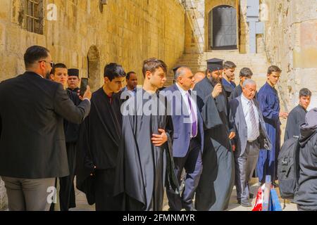 Jerusalem, Israel - 30. April 2021: Ritual zur Türöffnung, bei dem Muslime und Christen am orthodoxen Karfreitag in der Grabeskirche Jeru vereint werden Stockfoto