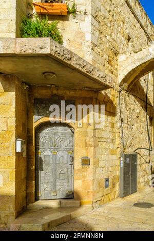 Jerusalem, Israel - 30. April 2021: Blick auf die Eingangstür zum Yeshivat haMekubalim, in der Altstadt von Jerusalem, Israel Stockfoto