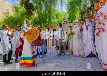 Jerusalem, Israel - 01. Mai 2021: Osternacht-Tanz der äthiopisch-orthodoxen Tewahedo-Kirchengemeinde im Hof der Stadt Stockfoto