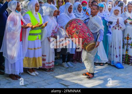 Jerusalem, Israel - 01. Mai 2021: Osternacht-Tanz der äthiopisch-orthodoxen Tewahedo-Kirchengemeinde im Hof der Stadt Stockfoto