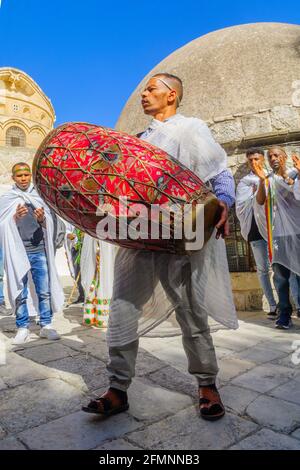 Jerusalem, Israel - 01. Mai 2021: Osternacht-Tanz der äthiopisch-orthodoxen Tewahedo-Kirchengemeinde im Hof der Stadt Stockfoto