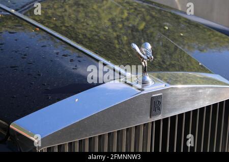 Rolls Royce Silver Lady RR und Grill auf der Motorhaube eines Rolls Royce Autos. High-Roller-Konzept Stockfoto