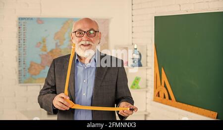 Konzept für mathematische Grafikwerkzeuge. In Richtung Wissen. Studieren Sie Mathematik, um gute Ergebnisse zu erhalten. Senior man Lehrer verwenden Kompass-Werkzeug. Bärtiger Tutor Mann zeichnen mit Stockfoto